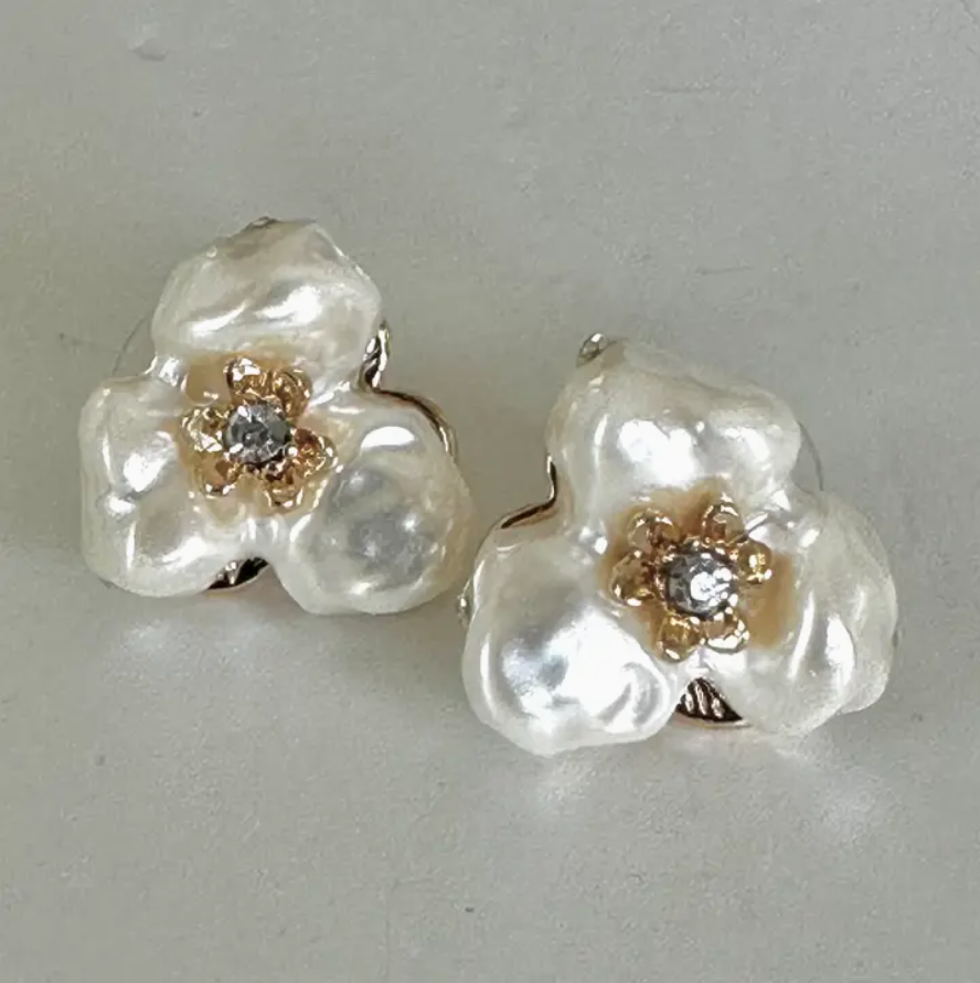 Pearl Studs - Bella Boutique
